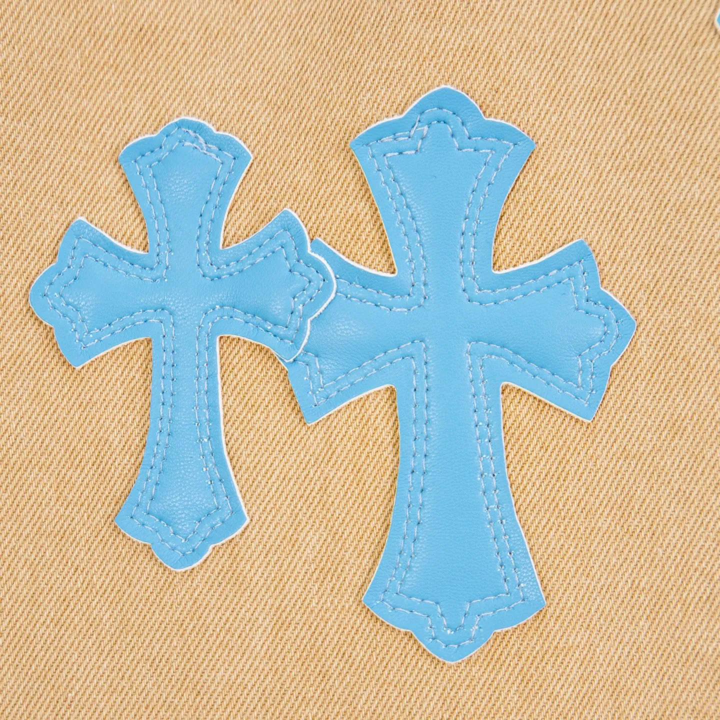 P240 Chrome Hearts 2025 New Light Blue Cross Leather Label Couple Washed Jeans This season’s hot item is sought after by countless celebrities and fashionistas. The neat details of the cutting process add color to the playful fashion! The neat and meticulous design, and the well-fitting structure is unique. The upper body not only has outstanding recognition, but also looks younger and younger. A style with the ultimate wearing meaning and performance, gorgeous color matching, and the craftsmanship of this style is also extremely extraordinary. After the finished product is washed, it is disassembled and hand-made with sheepskin cross leather and then spliced ​​together to complete. The whole piece has too many craftsmanship to describe. It is decorated with patchwork cross flowers and high-waisted washed jeans! ! Absolutely high-end luxury product, a god-level single product, a super popular product, made with top heavy industry, a magic weapon that cannot be missed. Style number: 1867# Size: 28 30 32 34 Color: khaki blue